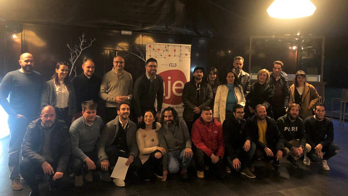 Los emprendedores en la reunión que acabó en magosto.