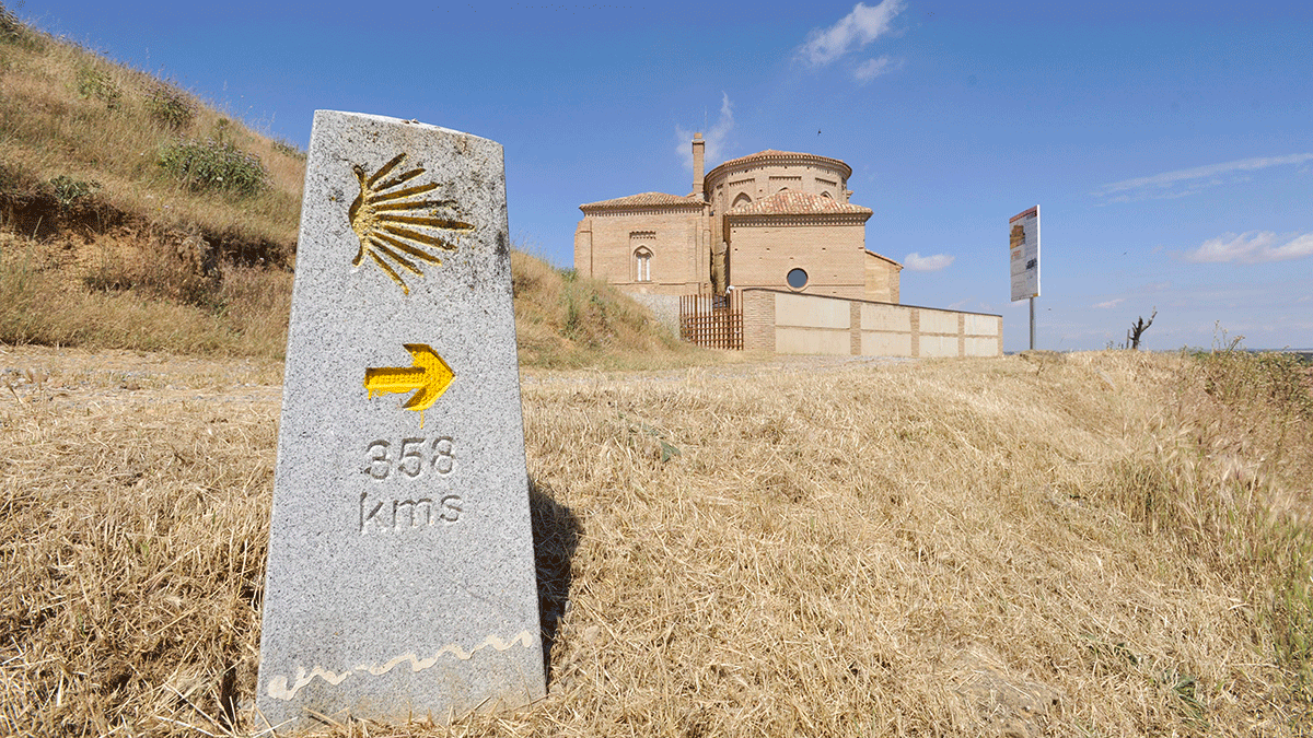 El paso del Camino de Santiago por La Peregrina, en Sahagún. | DANIEL MARTÍN
