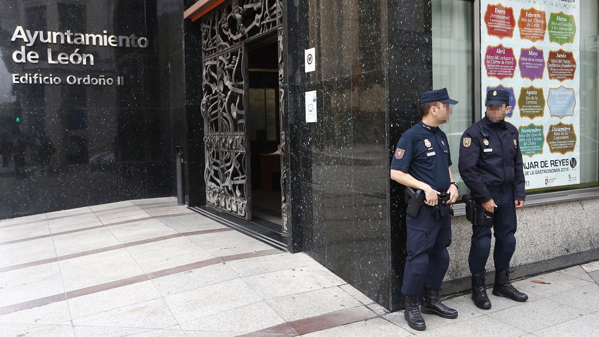 Agentes de la Udef a la puerta del Ayuntamiento de León. | CARLOS S. CAMPILLO (ICAL)