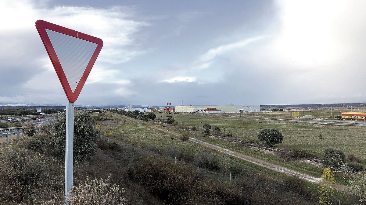 Una imagen del polígono industrial de Riego de la Vega, a ambos márgenes de la carretera N-VI.