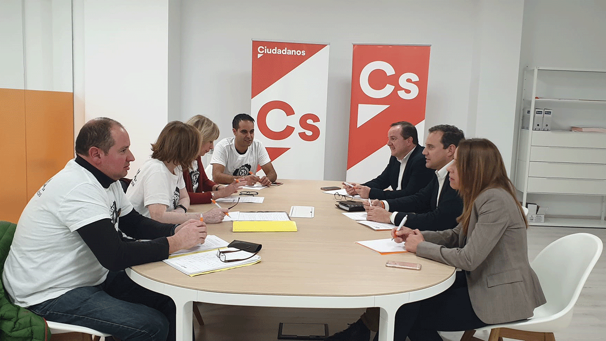 Un momento de la reunión de Ciudadanos con los autónomos de Aupa. | L.N.C. Un momento de la reunión de Ciudadanos con los autónomos de Aupa. | L.N.C.