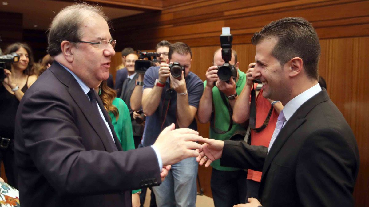 Tudanca y Herrera durante la investidura del presidente de la Junta de Castilla y León. | ICAL