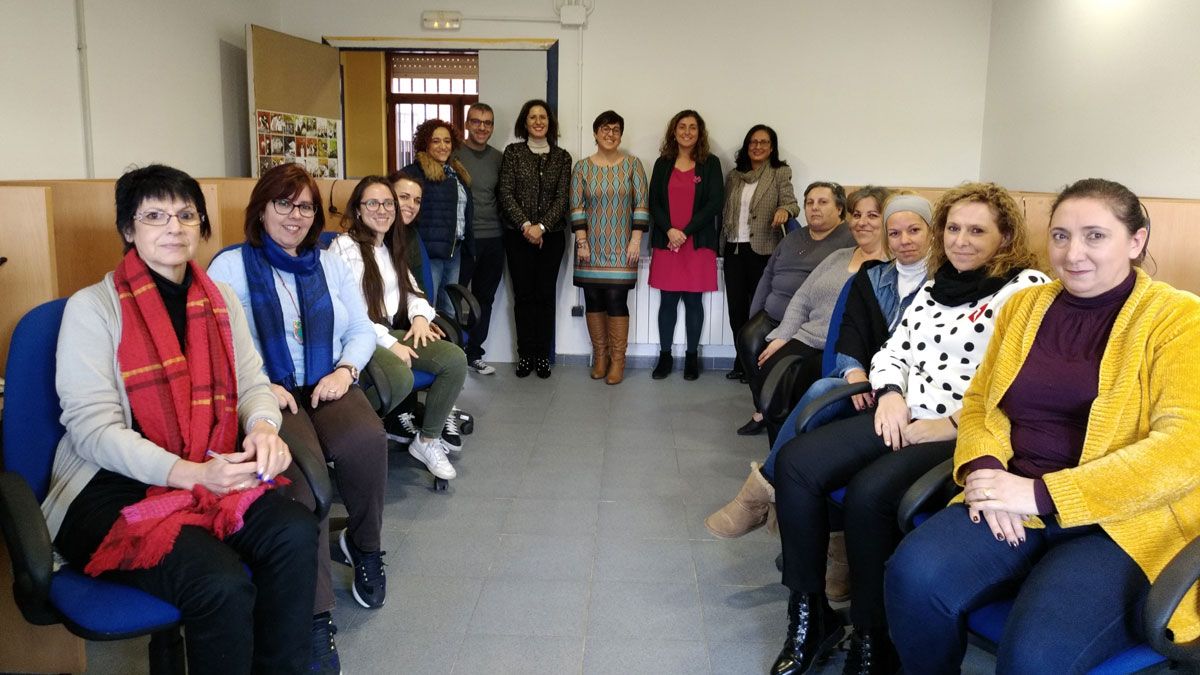 Camino Cabañas y María Aurora Flórez, con las alumnas de Tele San Andrés 5. | L.N.C.