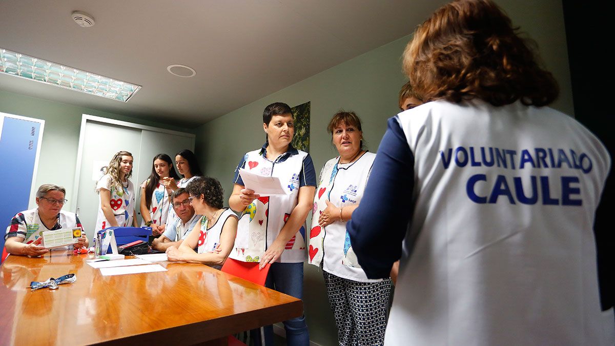 Voluntarios del Caule reunidos en el Hospital de León antes de comenzar su jornada ayudando a pacientes que necesiten de sus servicios. | ICAL