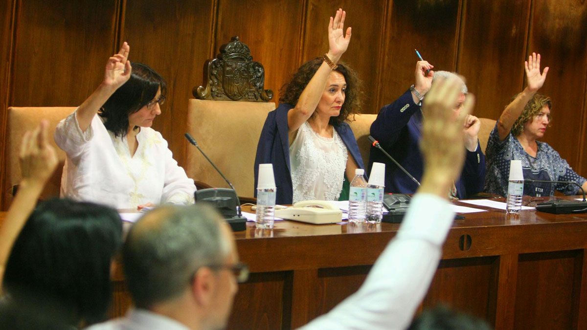 Gloria Merayo, en el Pleno de este viernes, junto a los teniente de alcalde Vidal, Miranda y Gancedo. | César Sánchez (Ical)