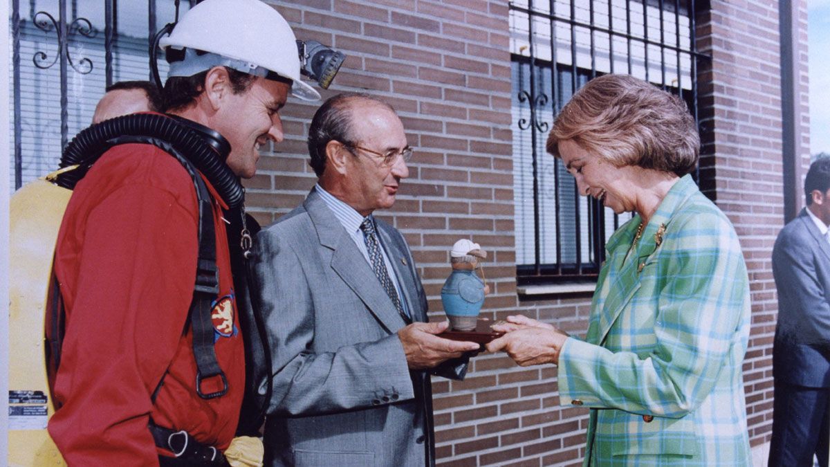 Los brigadistas, en el centro Francisco Rodríguez, entrega a la Reina Sofía un muñeco minero para su nieto Froilán, en la visita del año 1999.