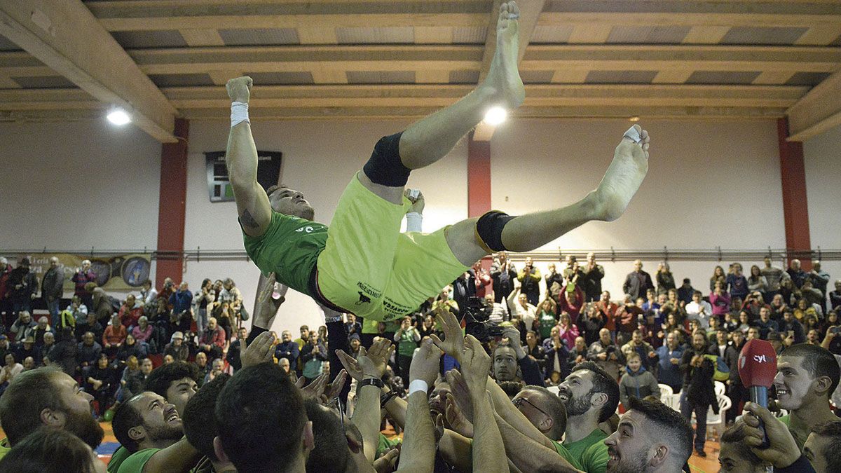 Moisés Vega, La Roca de Cistierna, es manteado al final el corro por ser el último en permanecer allí.| MAURICIO PEÑA Moisés Vega, La Roca de Cistierna, es manteado al final el corro por ser el último en permanecer allí.| MAURICIO PEÑA