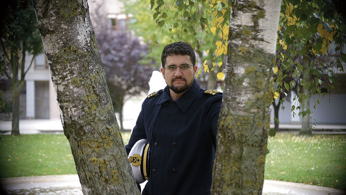Pablo Fernández pasea por un parque de la capital leonesa vestido de marino, uniendo sus dos pasiones, su trabajo y su tierra. | Mauricio PEÑA
