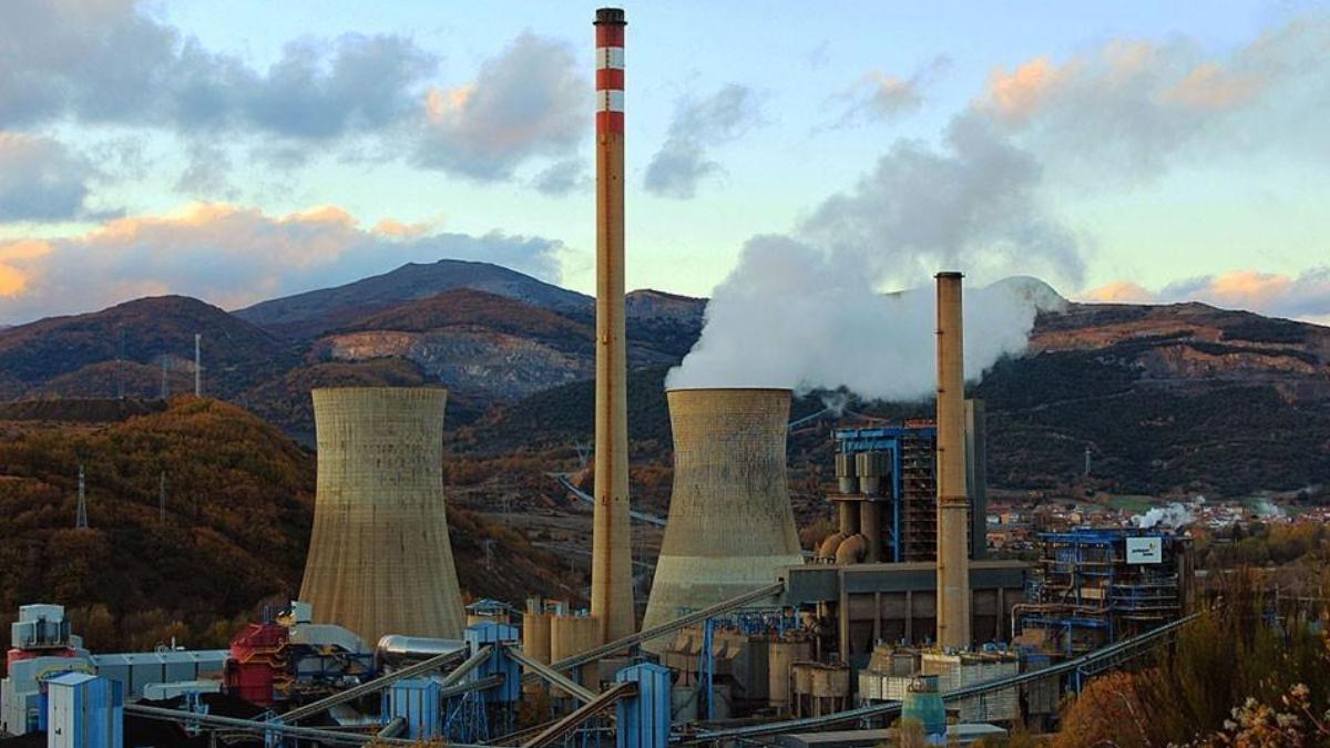 Los montes del Bierzo con la térmica de Endesa en primer plano. Foto cortesía de Manuel Gómez.