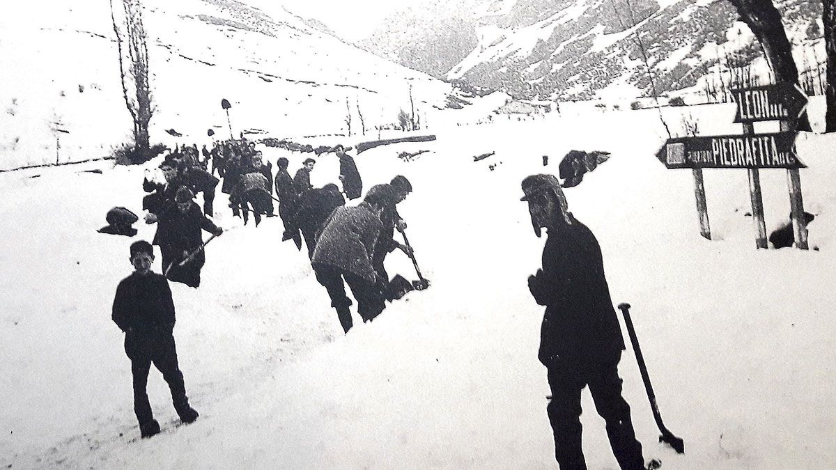 La historia empezaba tocando a espalada. Las campanas congregan a sus vecinos y van avisando al pueblo siguiente, que hace los mismo, abre camino. La historia empezaba tocando a espalada. Las campanas congregan a sus vecinos y van avisando al pueblo siguiente, que hace los mismo, abre camino.