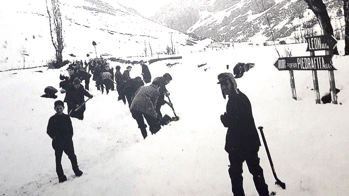 La historia empezaba tocando a espalada. Las campanas congregan a sus vecinos y van avisando al pueblo siguiente, que hace los mismo, abre camino.