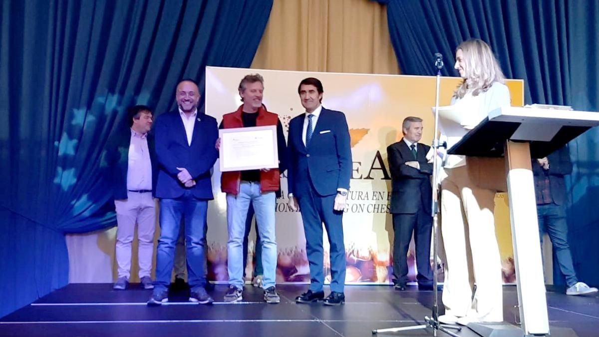 Nicolás de la Carrera recibe el premio del consejero de Fomento y el presidente del Consejo Comarcal. | L.N.C.
