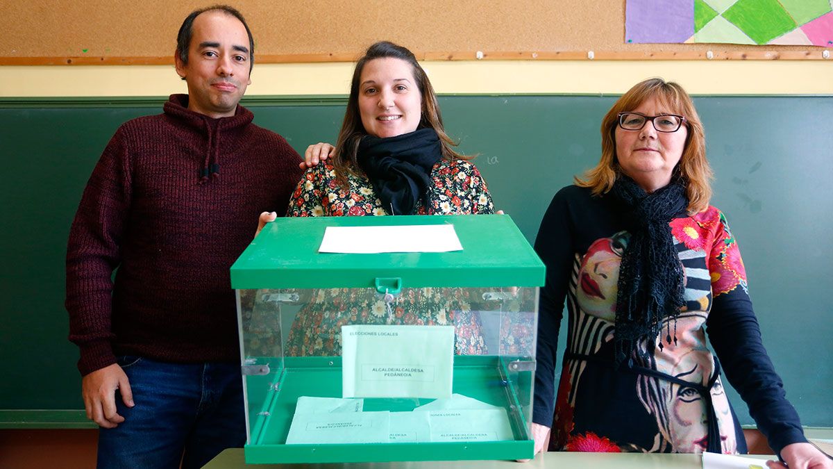 Miembros de la mesa del colegio de Cimanes del Tejar, Juan Luis Gutiérrez, Miriam García y Maria Luisa García. | ICAL