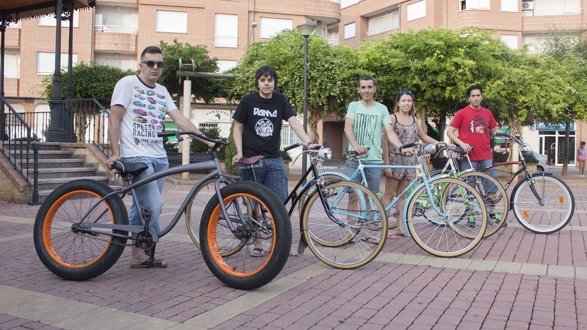 Carlos, Arturo, Mario, Montse y Omar son algunos de los muchos aficionados a la bici que hay en el Páramo. | T.G.