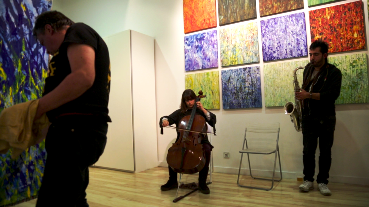 Juan Rafael, este sábado con sus sesiones de pintura con música en directo en la galería. | L.N.C