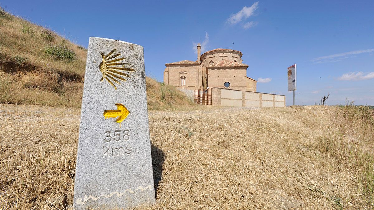 Hito del Camino de Santiago junto al templo de La Peregrina, santuario del siglo XIII y uno de los emblemas de Sahagún. | D. M.