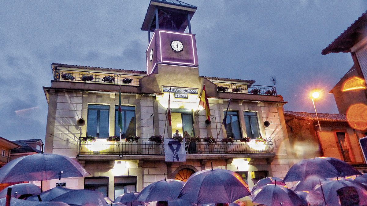 Durante todo el mes de noviembre el Ayuntamiento de La Robla roblano lucirá con el color morado. | L.N.C.
