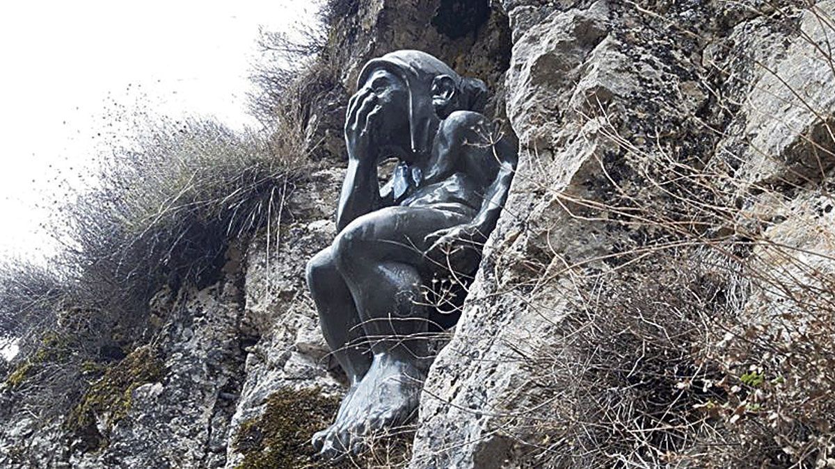 "Hay en el medio de un farallón de piedra que está en la zona que llaman las cuenchas, un hueco con forma muy maternal. En ese lugar vive un trasgu". "Hay en el medio de un farallón de piedra que está en la zona que llaman las cuenchas, un hueco con forma muy maternal. En ese lugar vive un trasgu".
