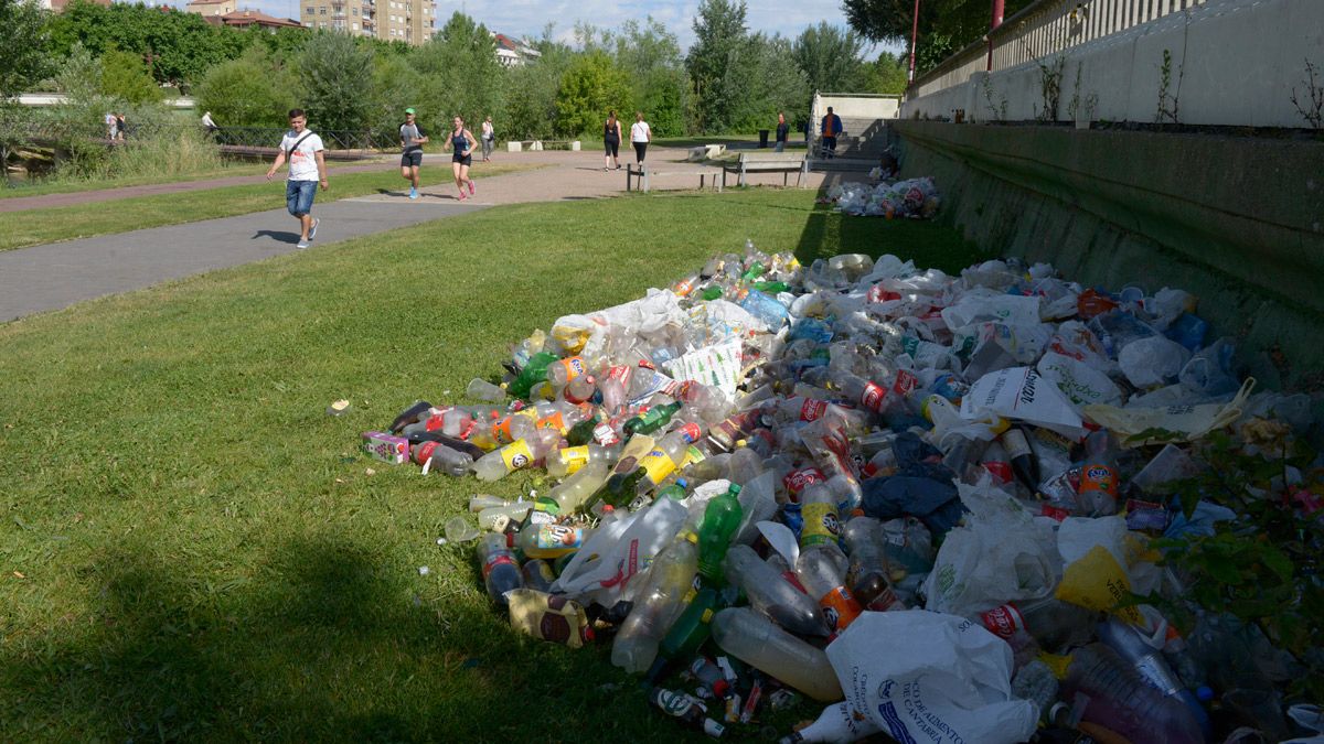Los botellones siguen encabezando el número de denuncias en la ciudad. | MAURICIO PEÑA