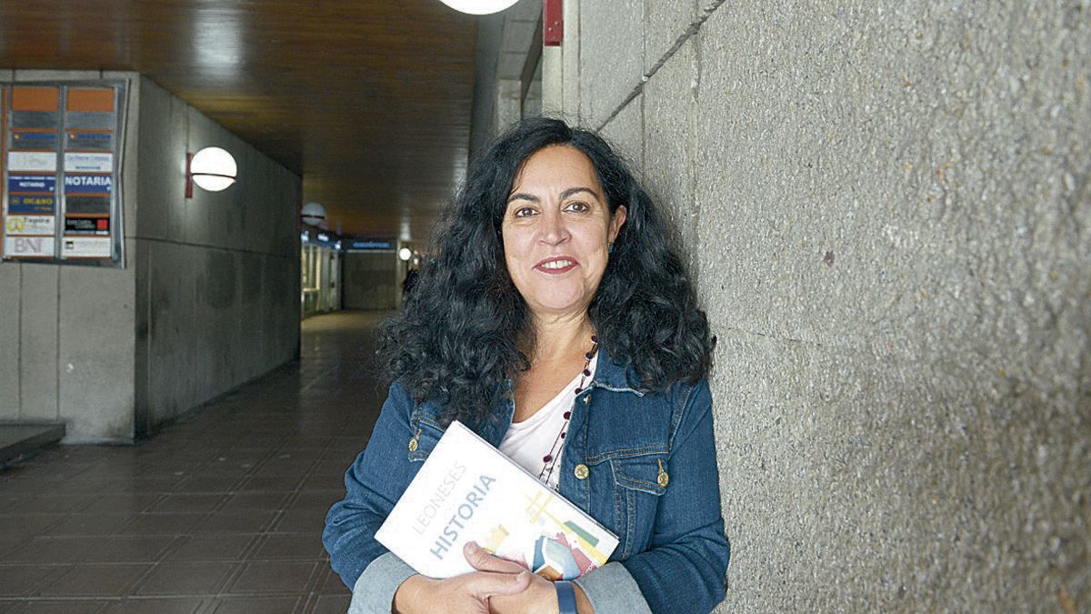 Marta Prieto Sarro con su más reciente publicación. | MAURICIO PEÑA