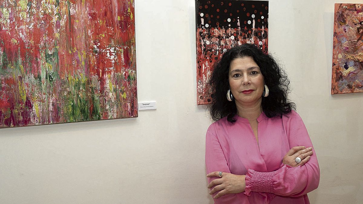 Marta Eva Llamera posa ante algunas de las obras que expone en la galería de arte Cinabrio. | VICENTE GARCÍA