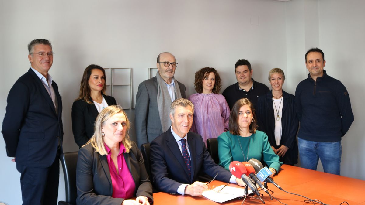 Los galardonados bercianos y leoneses junto a Cepedano, que dio a conocer a los distinguidos.