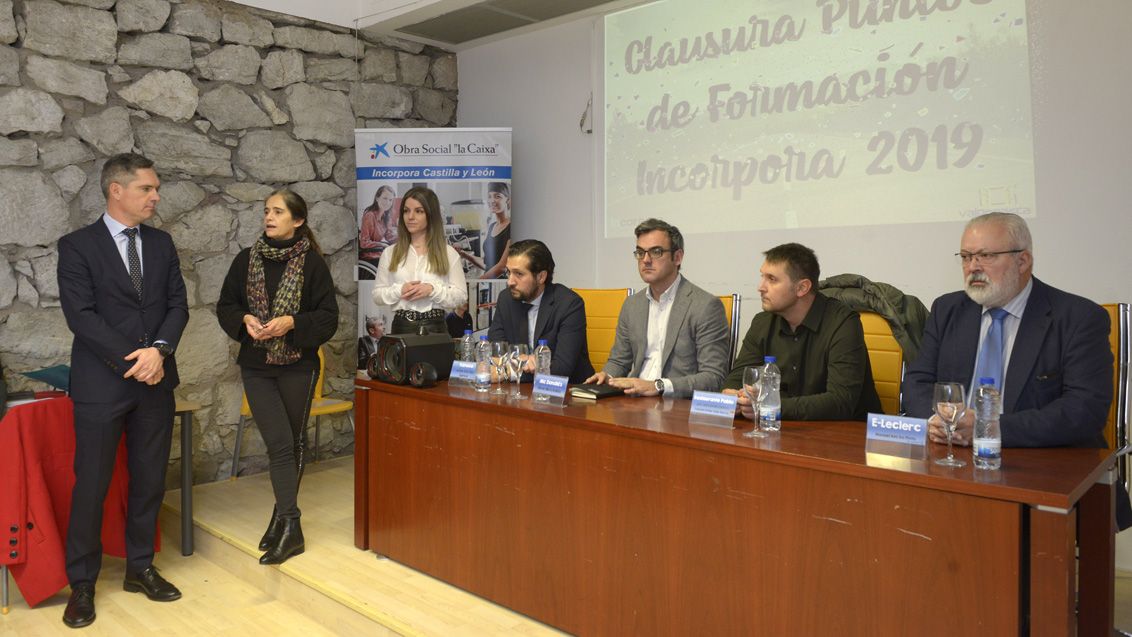 Representantes de Incorpora, CaixaBank y Valponasca junto a directivos de By Vamuca, MacDonald, Restaurante Pablo y E.leclerc.
