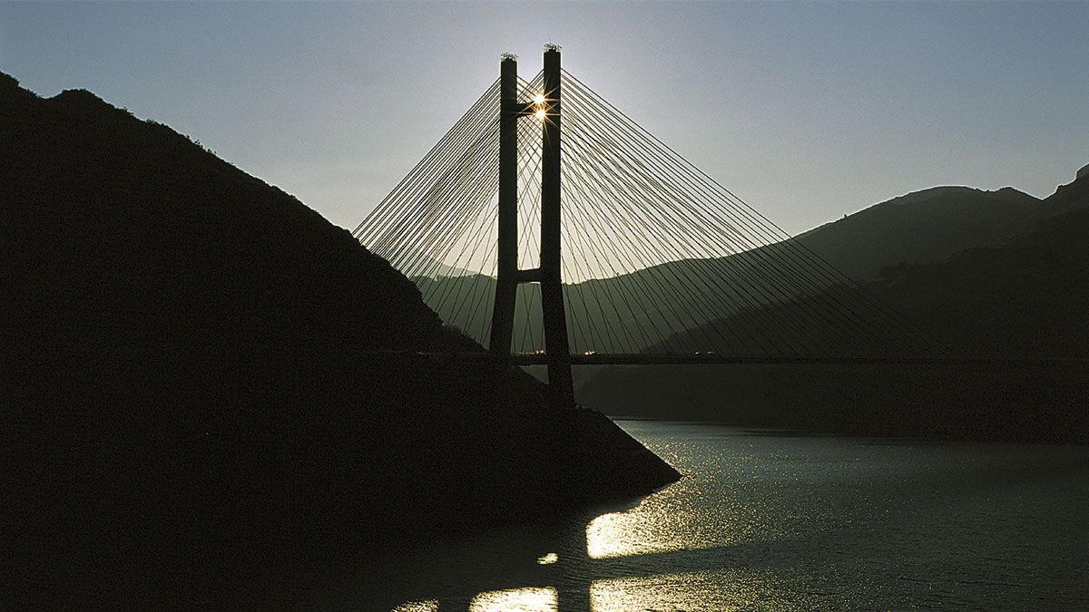 En la fotografía, puente sobre el pantano de Luna. | BÚHO VIAJERO
