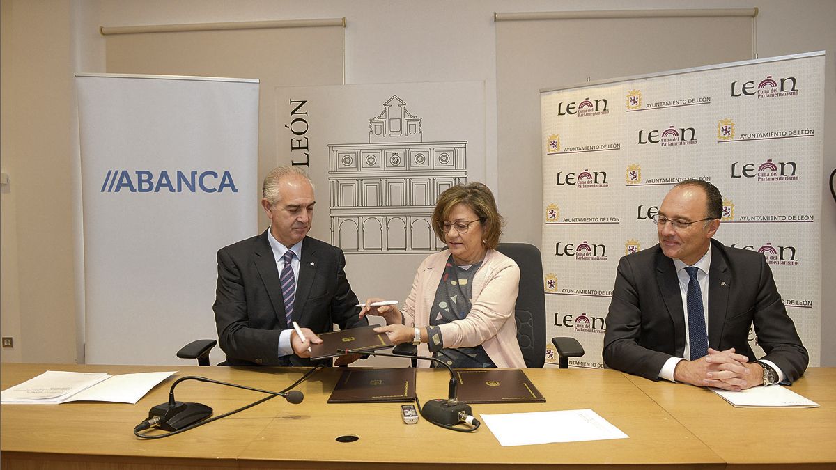 José Lino Comesaña, Evelia Fernández y José Antonio Maira durante la firma del convenio de colaboración. | MAURICIO PEÑA