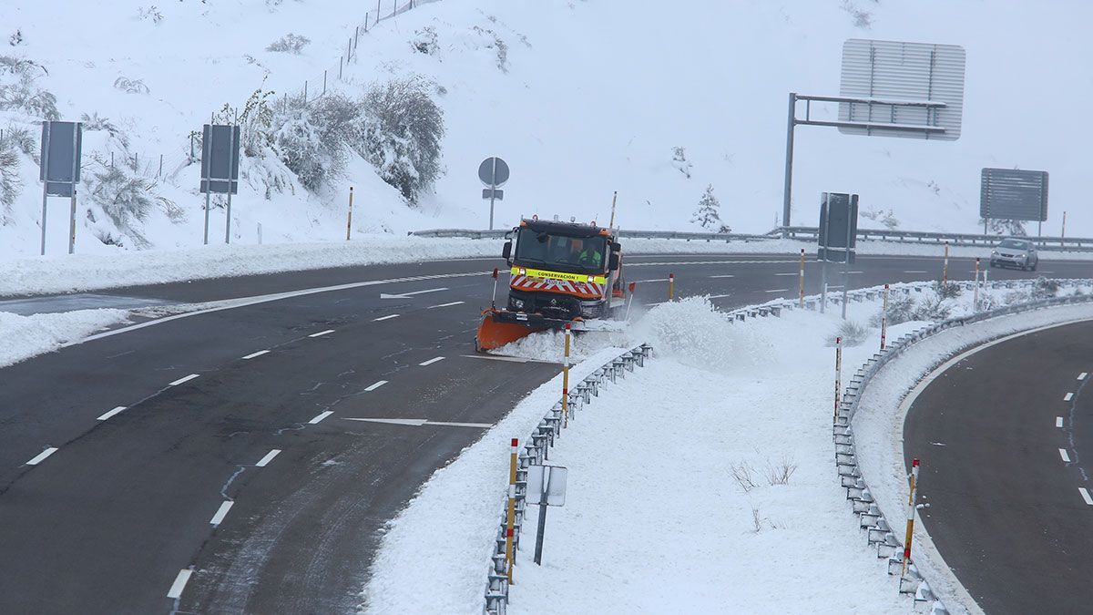 La autovía A6 a su paso por el puerto del Manzanal (León), afectada por la nieve en una imagen de archivo. | ICAL