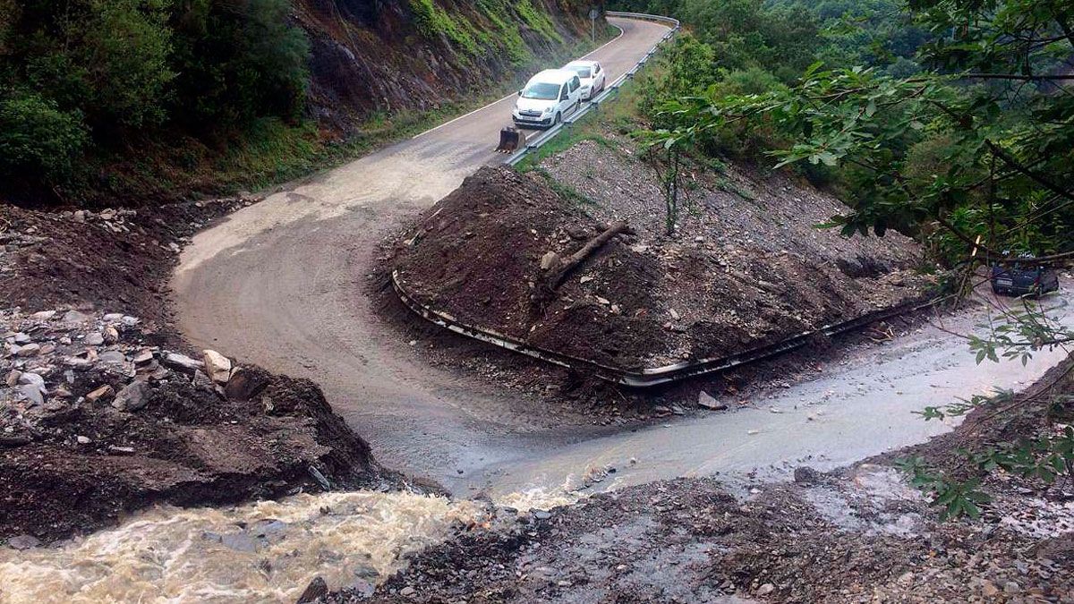 Los desprendimientos sobre el vial obligaron a buscar soluciones para acceder al pueblo. | ICAL