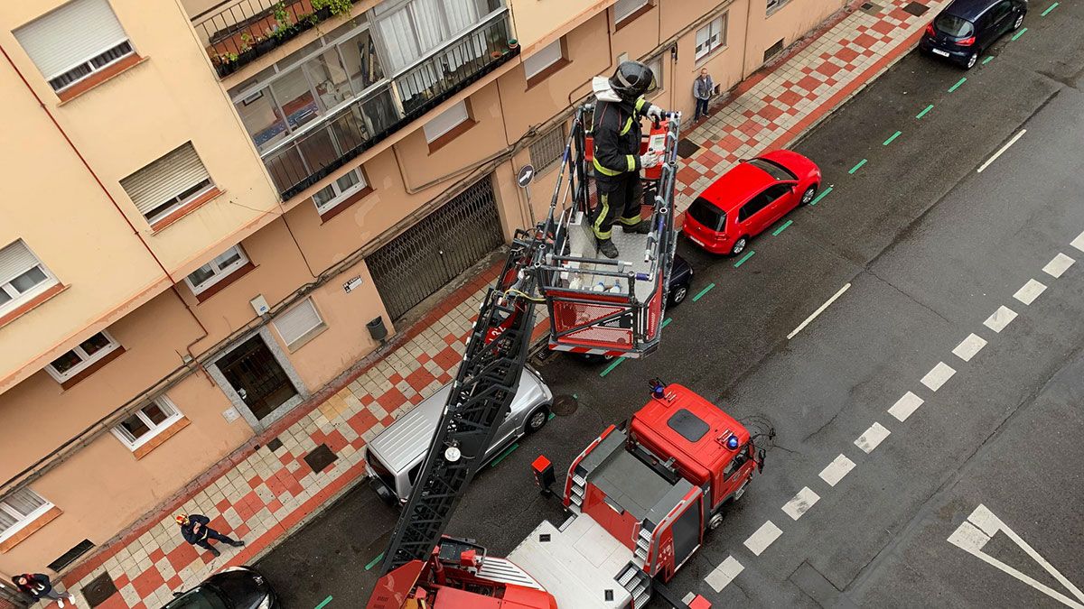 Los Bomberos accedieron al inmueble por el exterior, mediante un camión escalera, a través de una de las ventanas de la terraza. | BOMBEROS AYTO. LEÓN