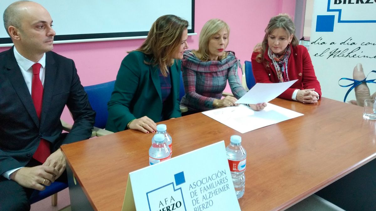 Presentación del proyecto a los delegados de la Fundación Santander antes de la firma del convenio con Alzheimer Bierzo. | M.I.