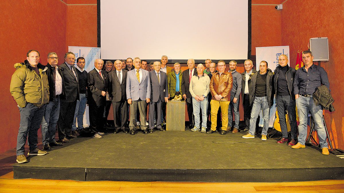 Brigadistas de todos los tiempos en una foto de familia tras recoger la Negrilla 2019 por parte de su presidente Manuel Lamelas.