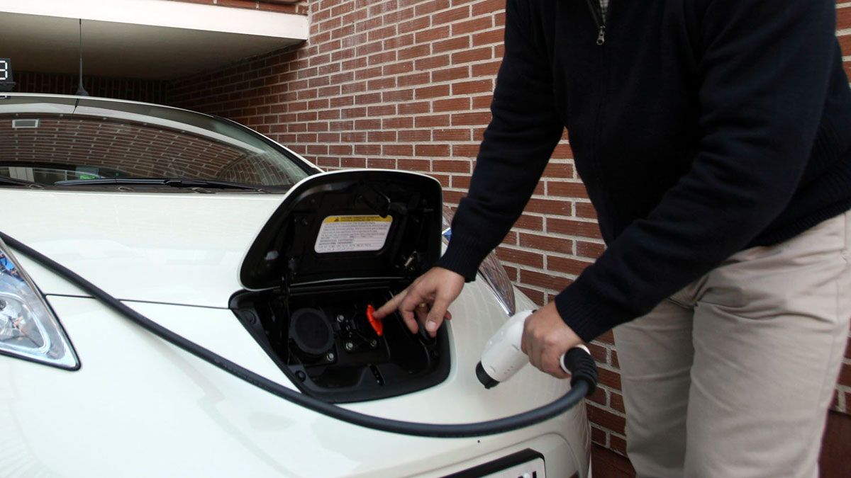 Imagen de archivo de recarga de un coche eléctrico. | Ical