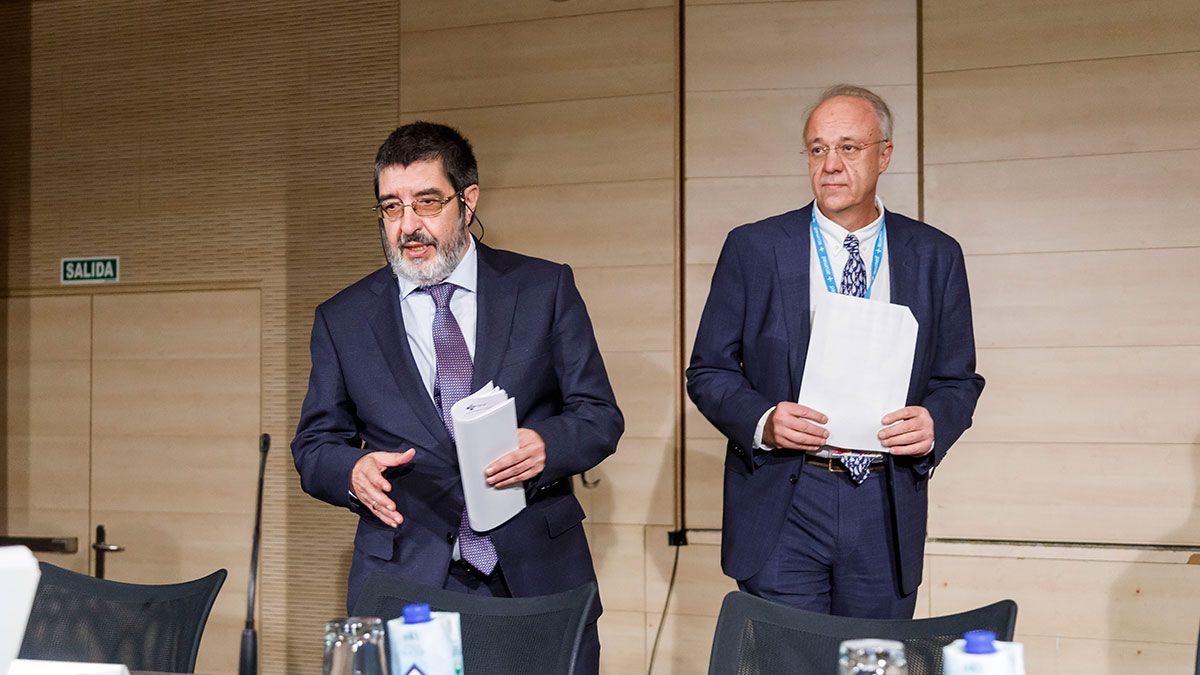 El gerente regional de Sacyl, Manuel Mitadiel, junto al viceconsejero de humanización sanitaria de la Comunidad de Madrid, José María Antón. | ICAL