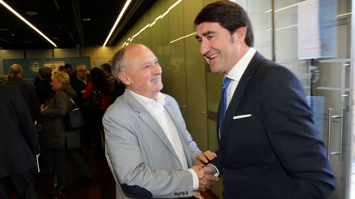 El secretario autonómico de UGT, Faustino Temprano, saluda al consejero de Fomento y Medio Ambiente, Juan Carlos Suárez-Quiñones. | ICAL El secretario autonómico de UGT, Faustino Temprano, saluda al consejero de Fomento y Medio Ambiente, Juan Carlos Suárez-Quiñones. | ICAL