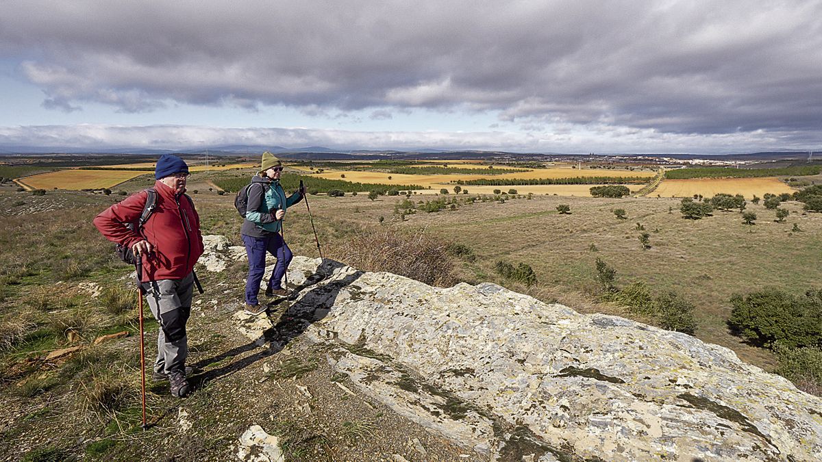 Castro Colorado y Astorga al fondo. | VICENTE GARCÍA