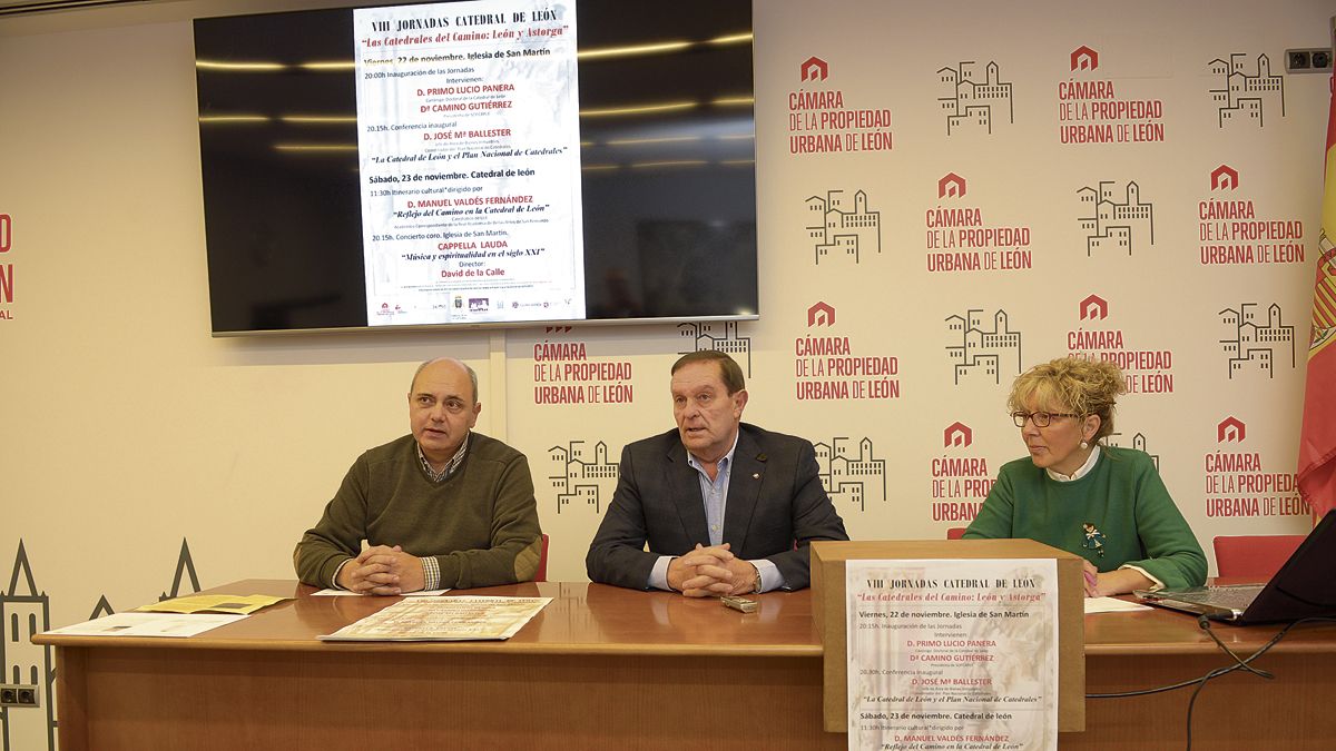 Vicente Carvajal, Ángel Valdés y Camino Gutiérrez durante la presentación de las jornadas. | MAURICIO PEÑA
