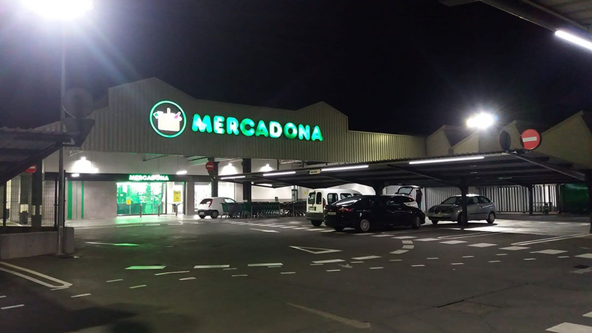 El supermercado Mercadona de Puente Castro ha vuelto a abrir tras la falsa alarma. | MAURICIO PEÑA