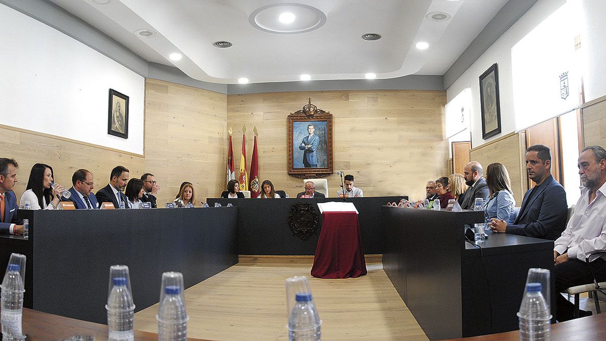Momento de la constitución de la nueva corporación municipal de La Bañeza el pasado mes de junio. | ABAJO