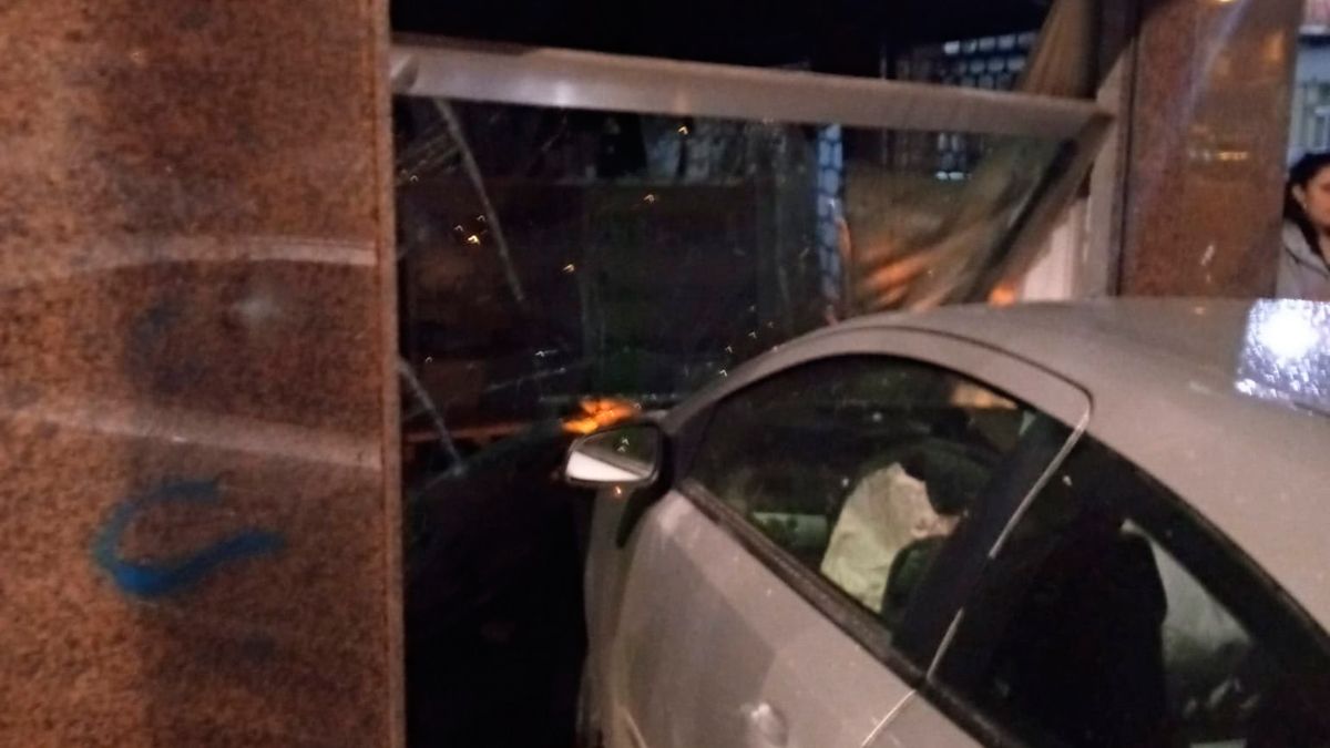 Imagen del estado en el que quedó el coche dentro de la joyería Álvarez. | POLICíA PONFERRADA