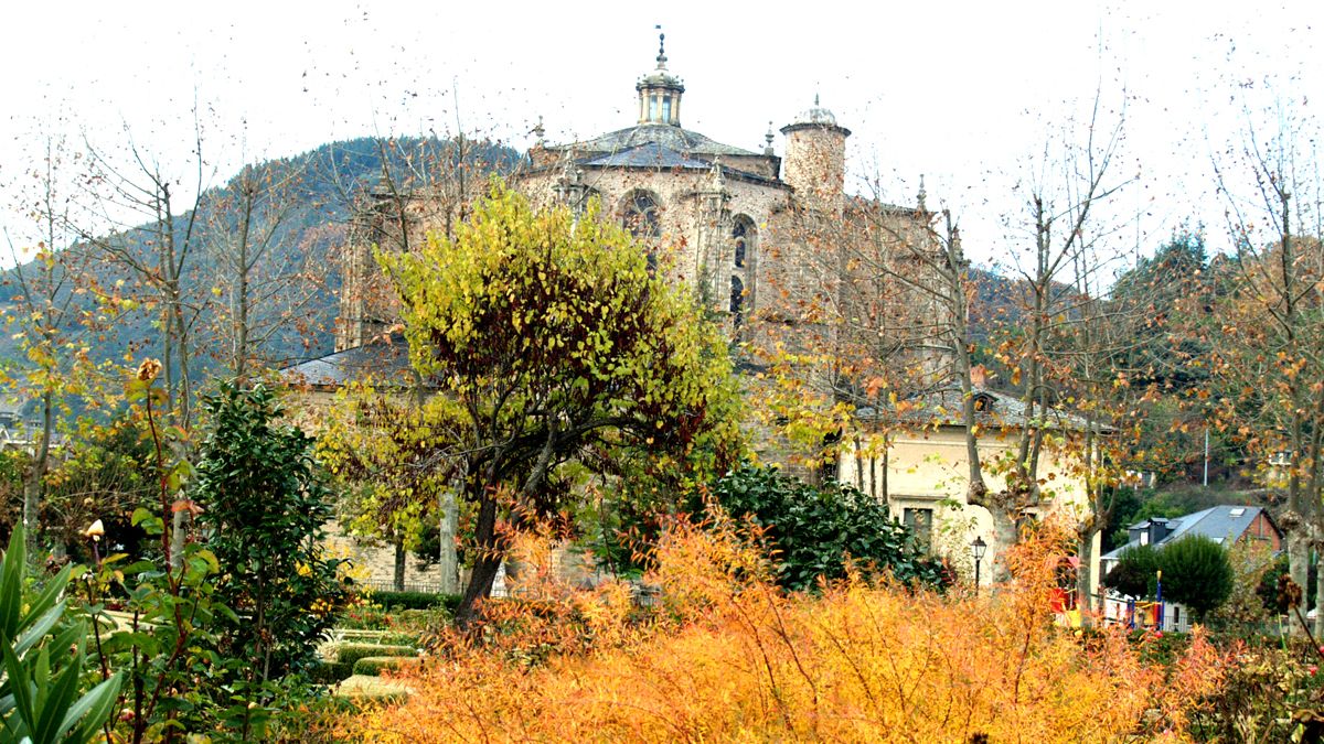 Imagen de uno de los monumentos más conocidos de Villafranca, la colegiata. | RAMON CELA