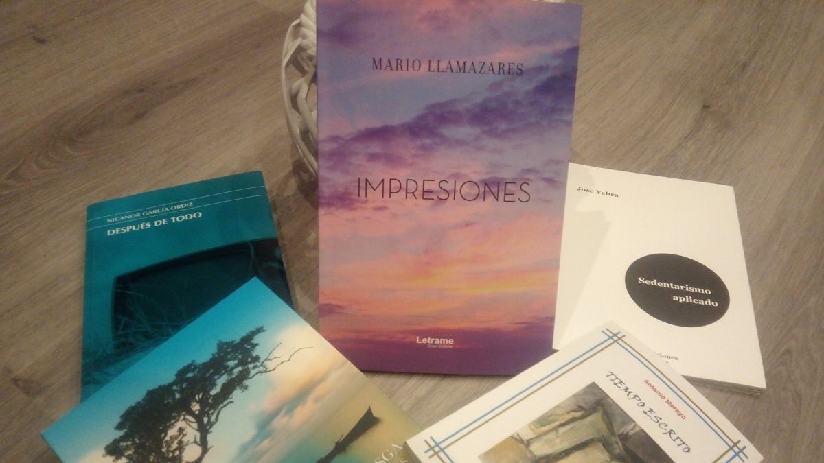 Los libros de lectura de Ruy Vega con el poemario de Llamazares sobre la mesa . Los libros de lectura de Ruy Vega con el poemario de Llamazares sobre la mesa .