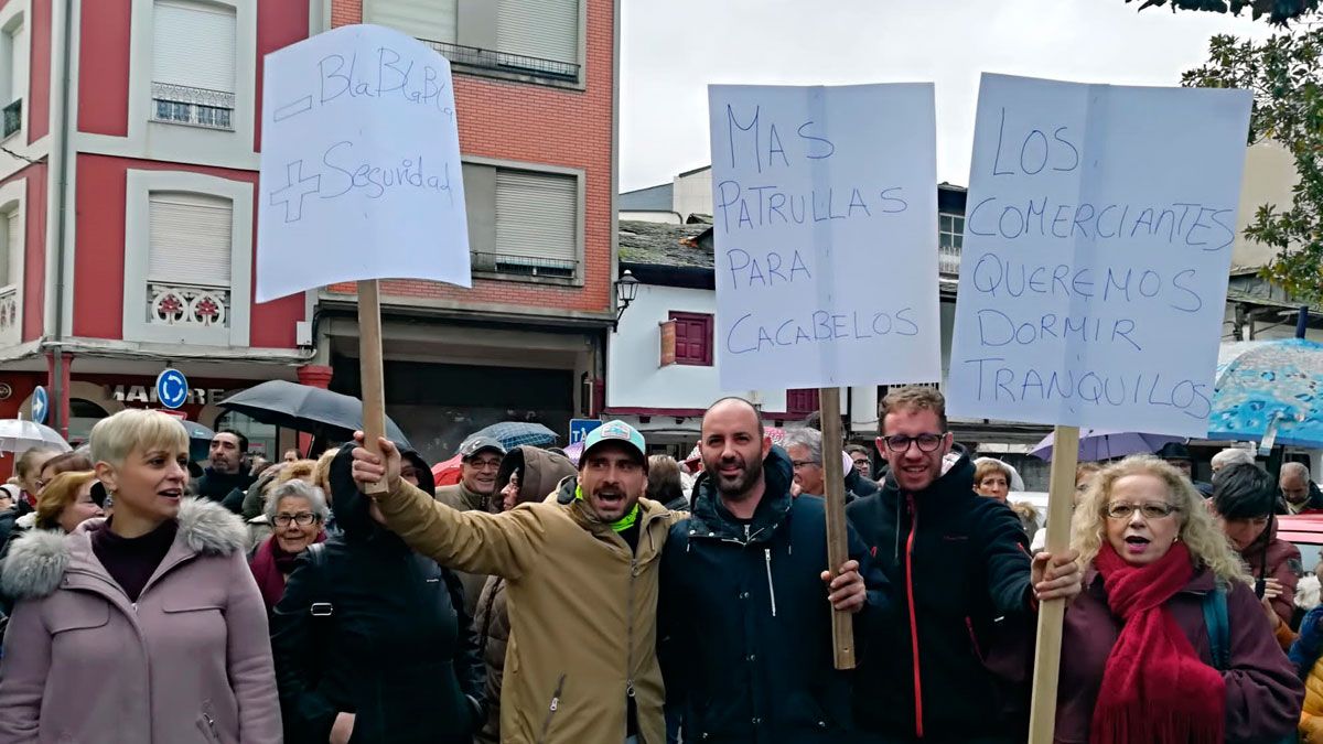 Imagen de la manifestación que unió a vecinos y comerciantes en Cacabelos para pedir más seguridad en sus calles. | M.I.