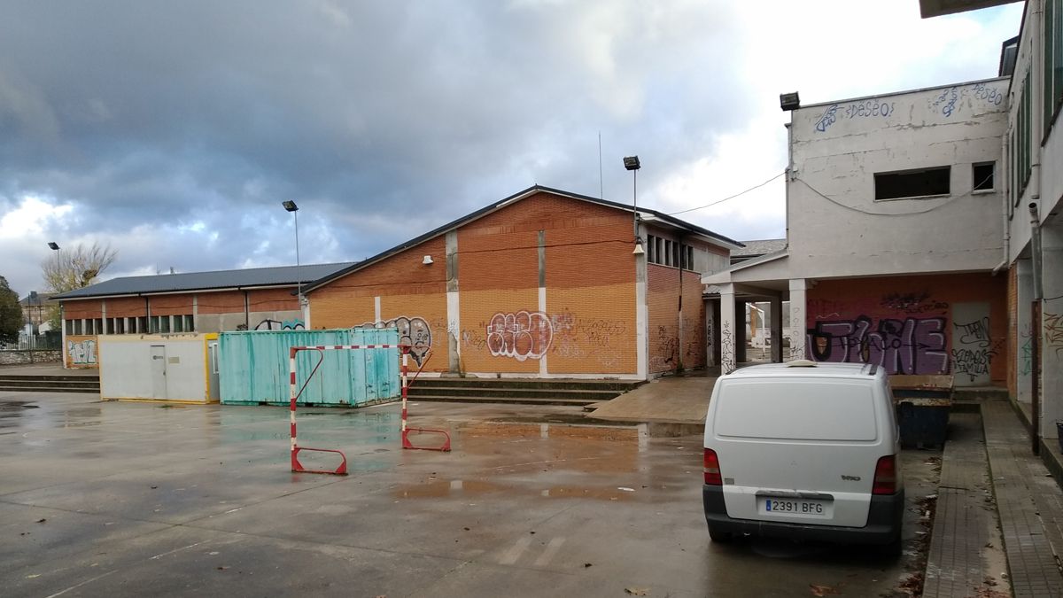 Casetas de obra y material que se puede ver en el patio del antiguo centro educativo estos días. | M.I.