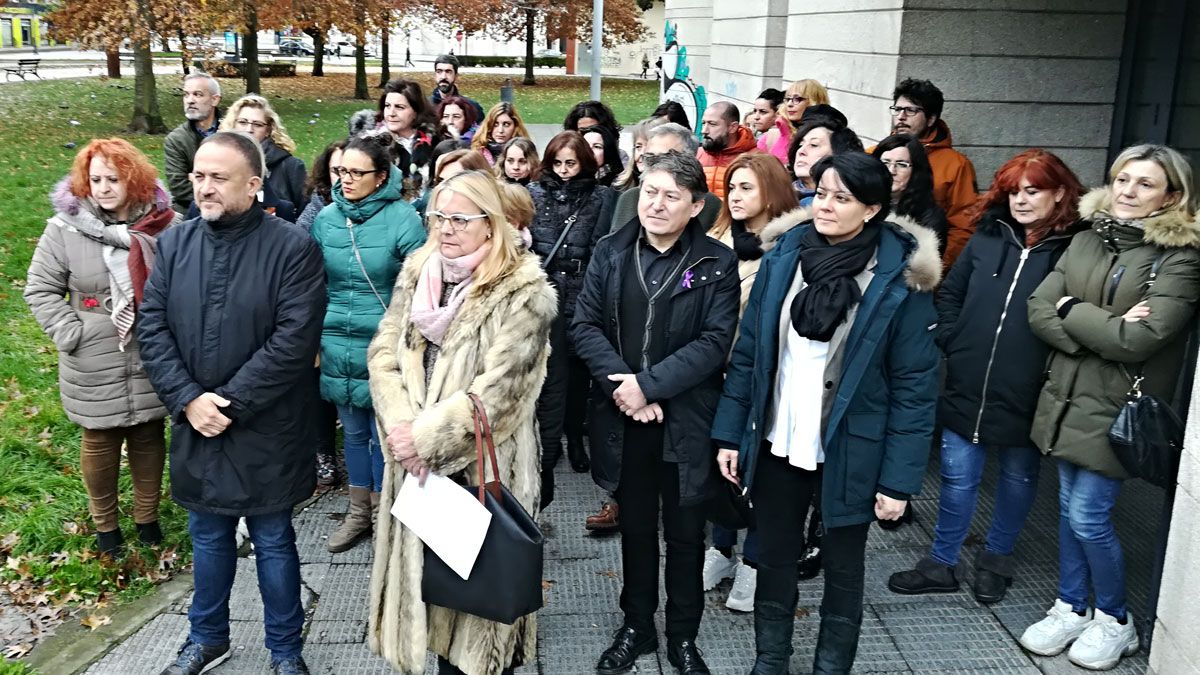 Trabajadores y representantes políticos, en la concentración del Consejo Comarcal de repulsa a las violencias machistas. | D.M.