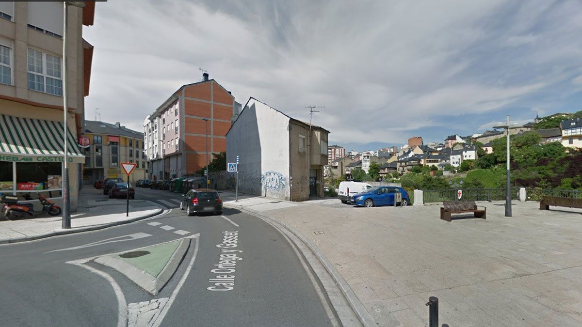 Vista de la calle Ortega y Gasset de Ponferrada, paralela al río Sil, en una vista de Google Maps.