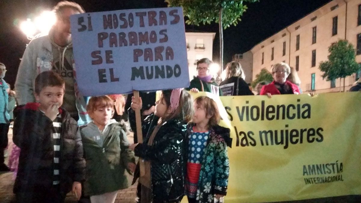 Manifestantes, este lunes en Ponferrada. | M.I.
