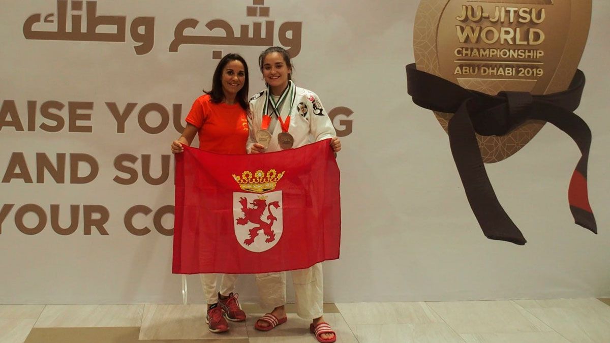 Marta Lord, con la bandera de León y las medallas al cuello. | L.N.C.